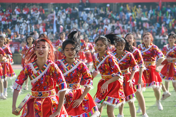 e2b7d03fc0db4055bd955a7a2d20037d.jpg 开幕式跳舞.jpg