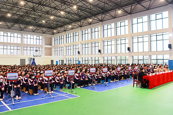 0c0b18b4939545c9826e5cdb232befd1.jpg 学生聆听讲座.jpg