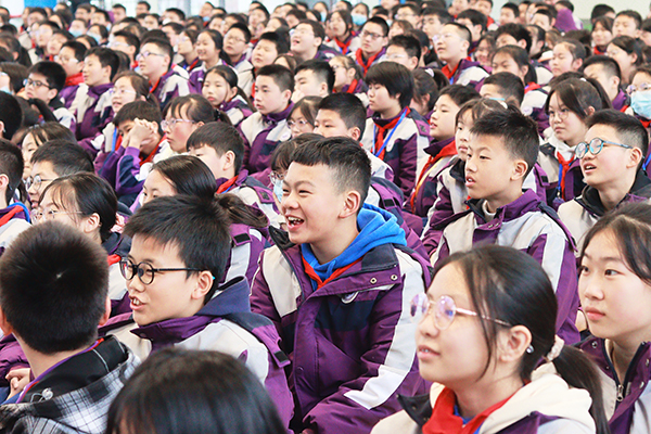 fb365298f58947d8b24143f9401f4707.jpg 勾起兴趣的学生.jpg