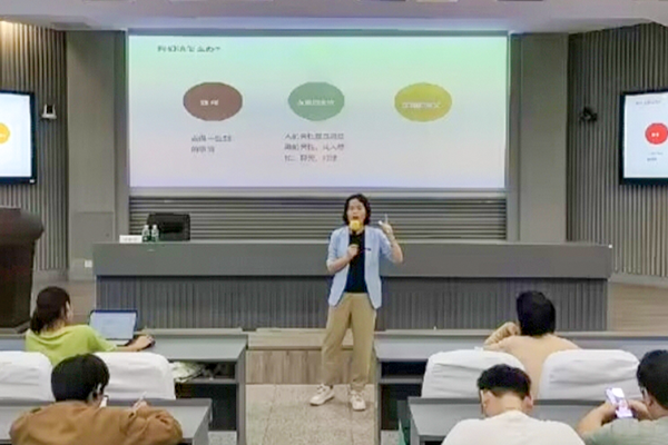 a7de5f0f5f984e909258181a83d57c17.jpg 陈晓萍教授.jpg